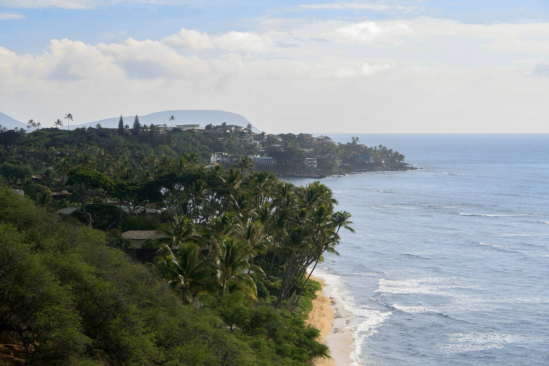 The coastline north of Haleʻiwa in the late afternoon